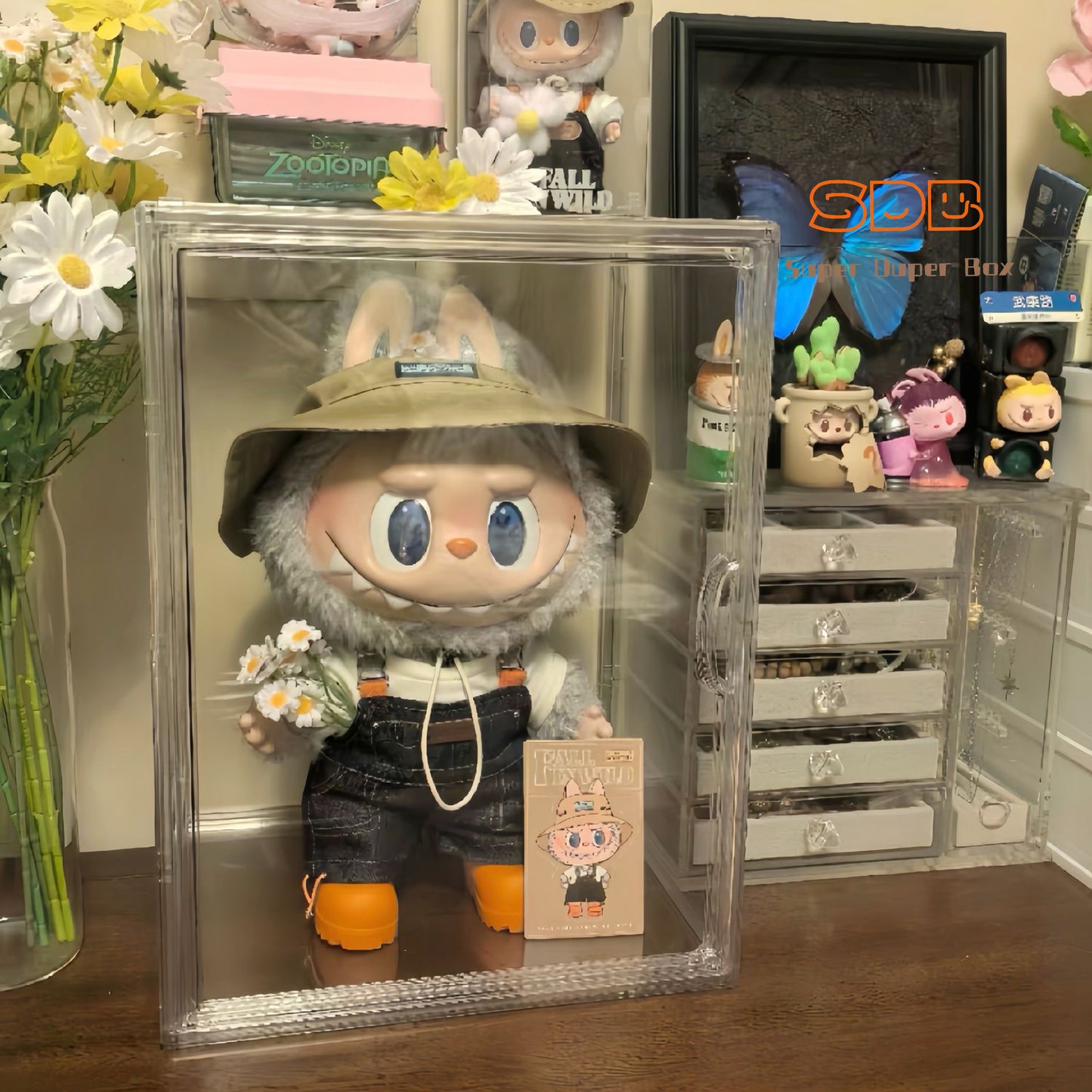 Handheld storage box, transparent display box, dustproof box