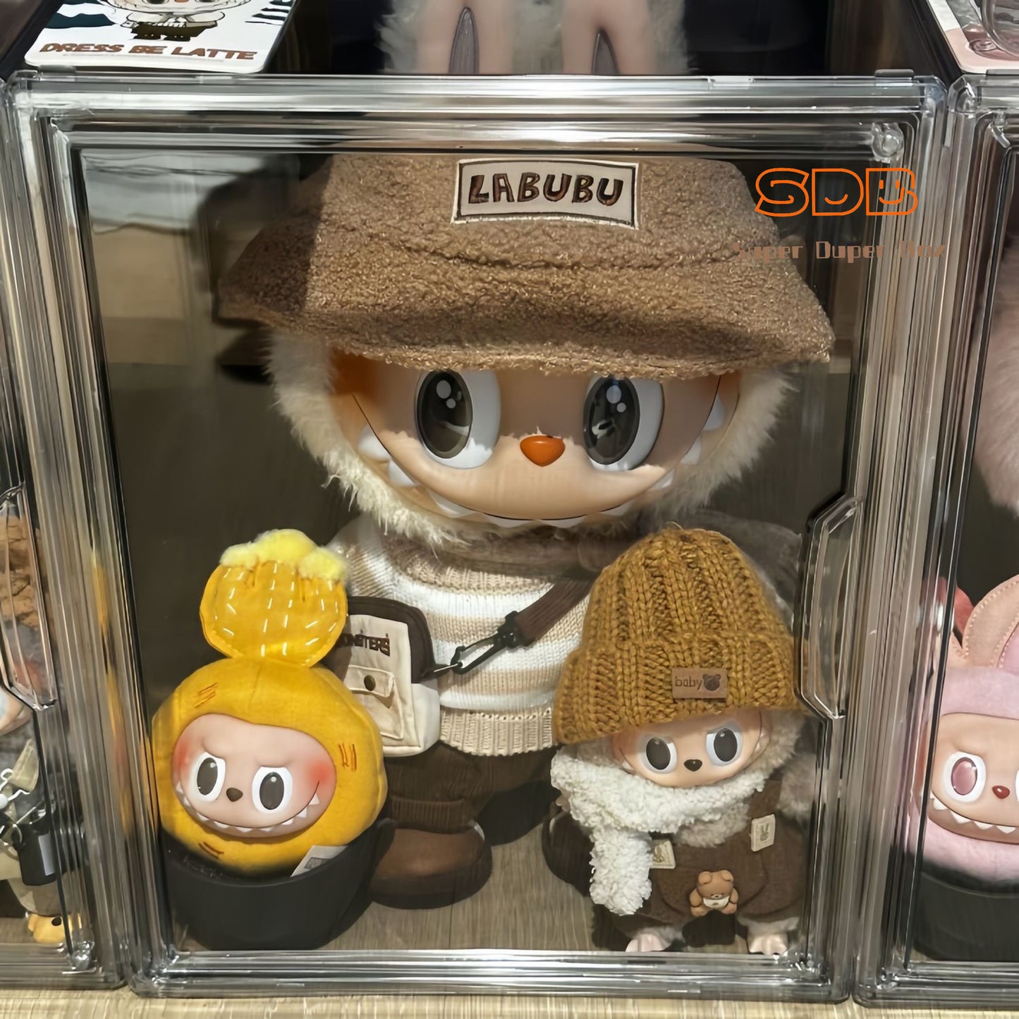 Handheld storage box, transparent display box, dustproof box