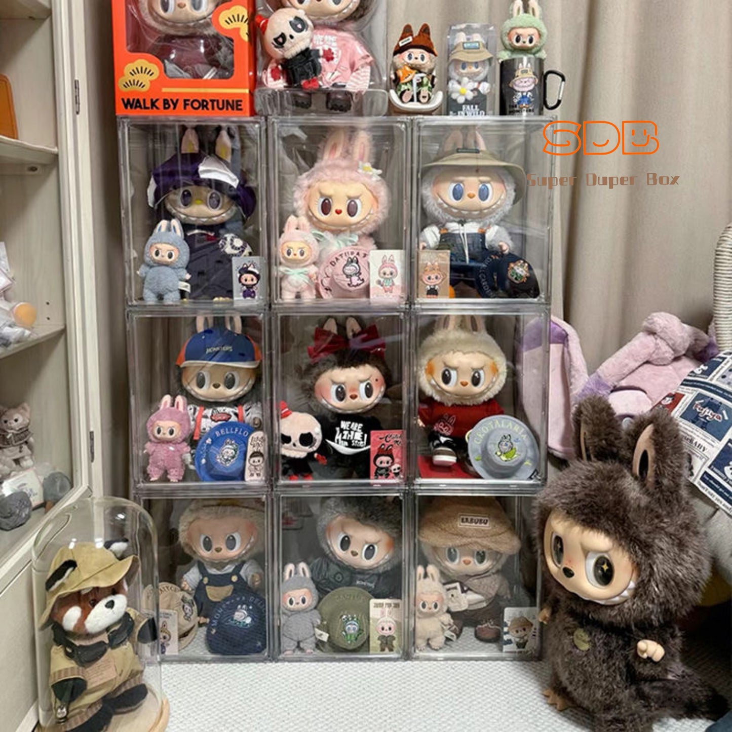 Handheld storage box, transparent display box, dustproof box