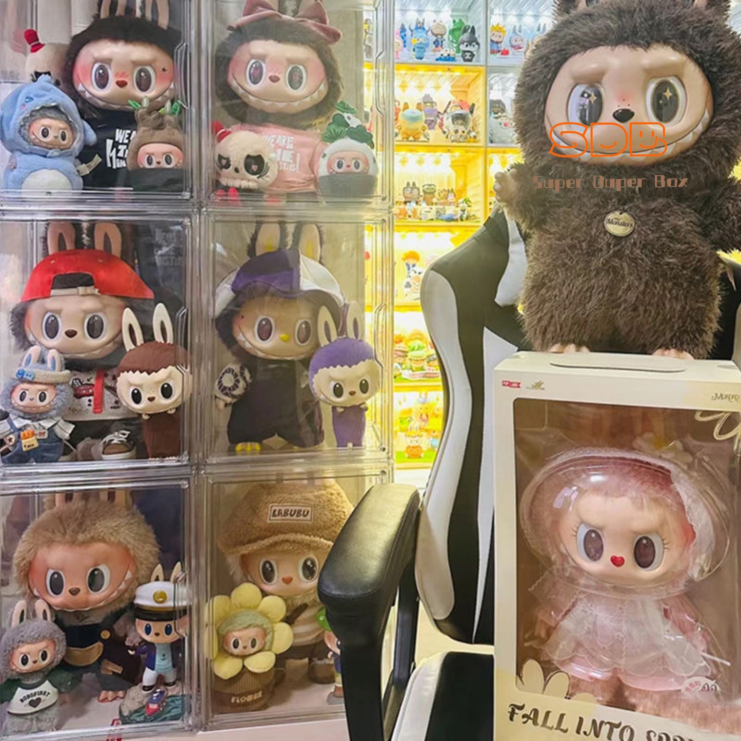 Handheld storage box, transparent display box, dustproof box