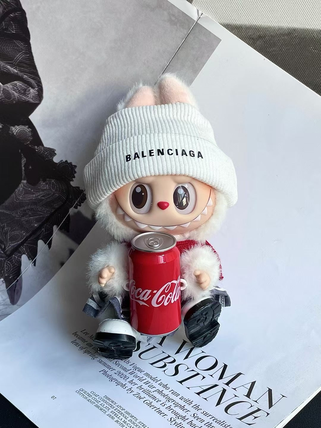 LABUBU Gift Box: It contains two LABUBU dolls and two sets of clothes.